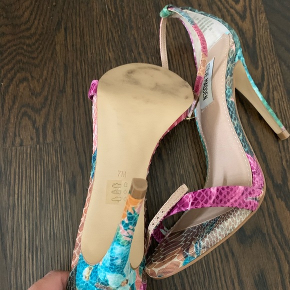 Snakeskin multi color design shoe. Steve Madden. - Picture 3 of 4